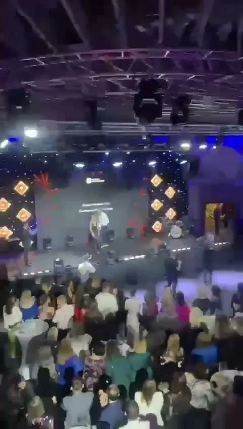 Корпоративное мероприятие — круговой световой круг, LED-экраны и движущиеся головы